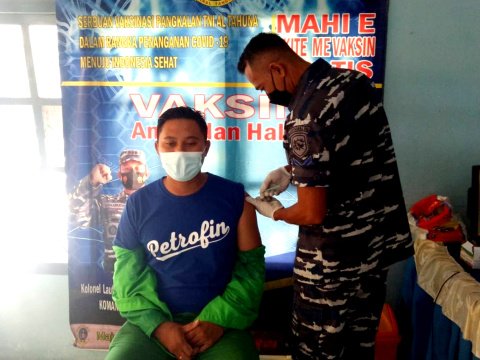 jajaran lantamal VIII gelar vaksinasi