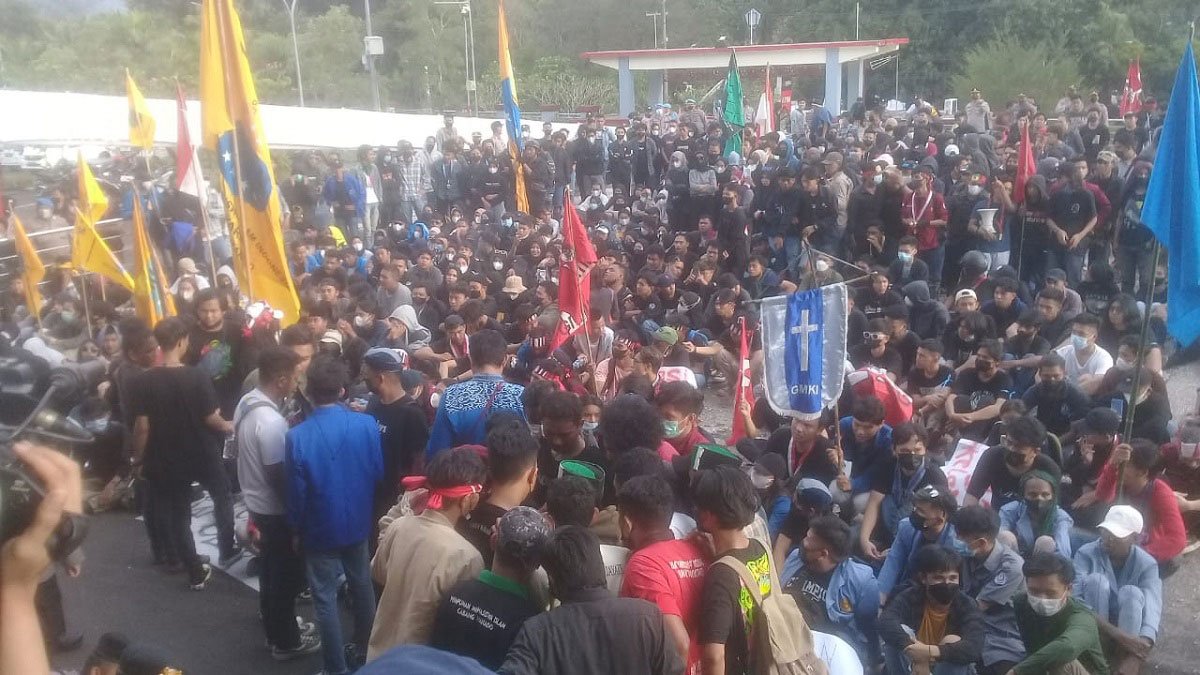 Tuntutan mahasiswa Manado demo dprd