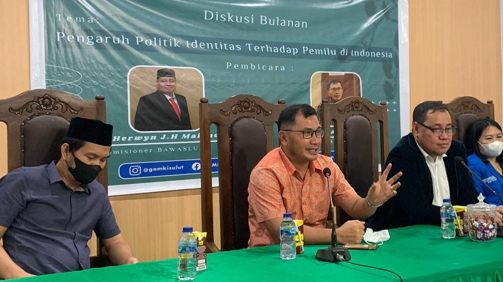 Politik Identitas, Ferry Liando