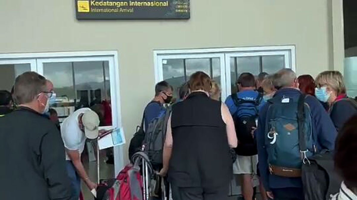 turis asing bandara sam ratulangi