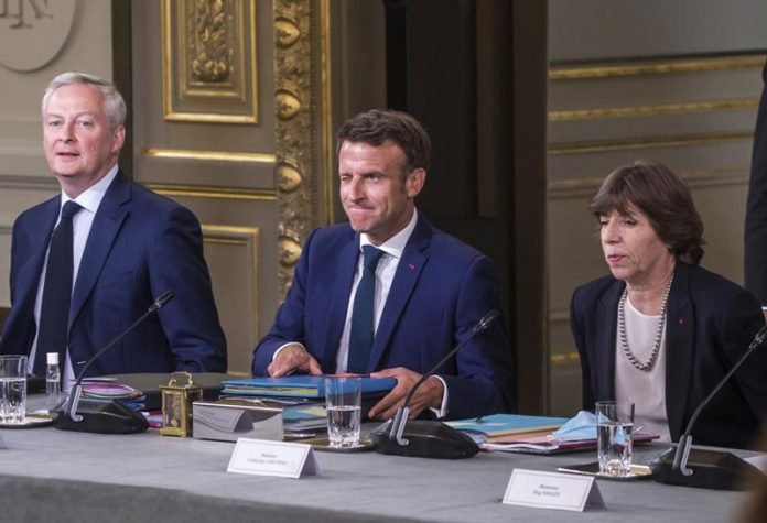 Presiden Emmanuel Macron reshuffle kabinet