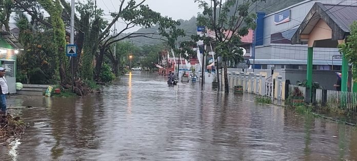 Foto: Genangan air yang cukup tinggi di salah satu ruas jalan di Kota Tahuna. (Dok. Istimewa)