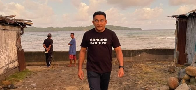 Foto: Dr. Hendrik Manossoh, SE., MSi., Ak saat pulang ke kampung halaman Sangihe. (Dok. Istimewa)