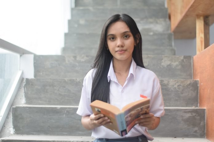 Gladys Tamalawe, Siswi SMA N 1 Tahuna yang Akan Mewakili Sulut dalam FLS2N Cabang Lomba Cerpen. Foto Diambil di Selo Pesasombangeng (Foto : Gerald Kobis)